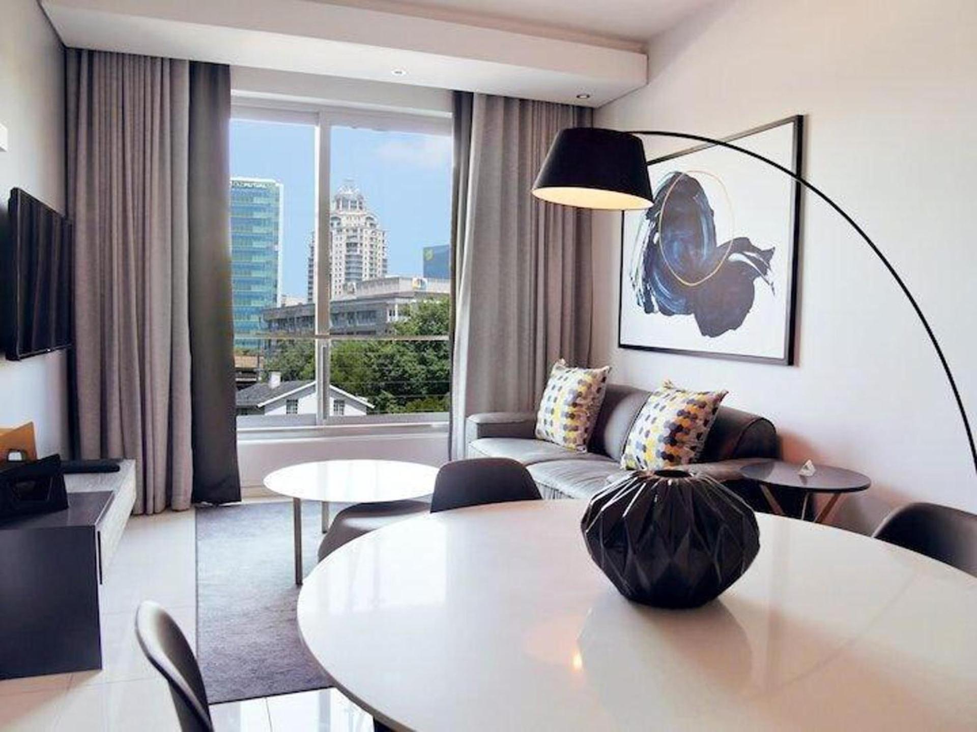 Sandtoncity-apartment-sleeps4-pool-parking Apartamento *