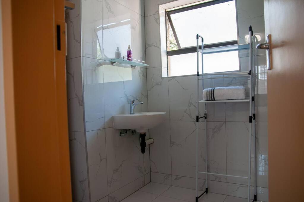 Apartment Stylish Near Sandton And Melrose Arch
