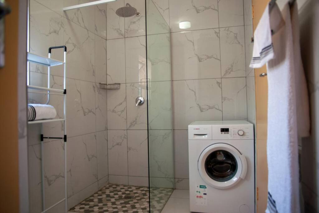 Stylish Near Sandton And Melrose Arch Apartment *