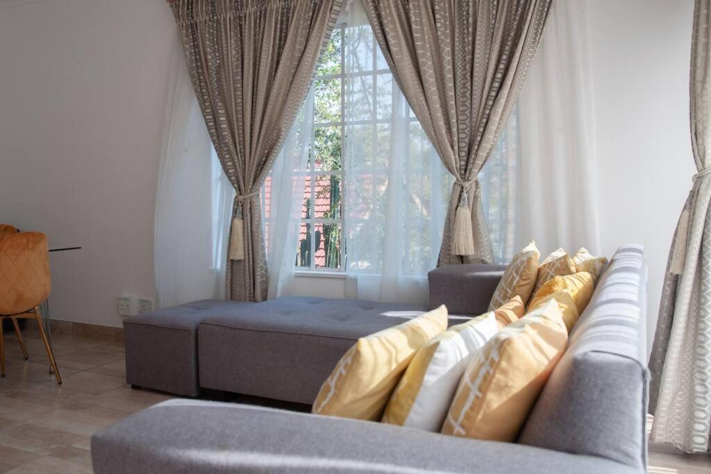 Apartment Stylish Near Sandton And Melrose Arch