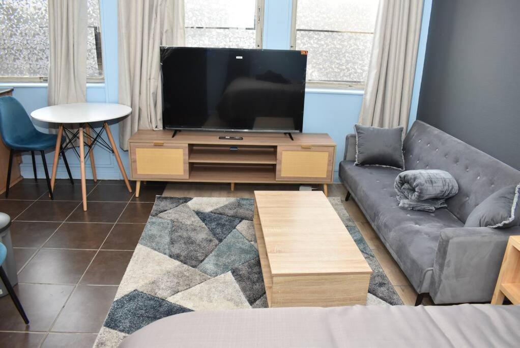 Chic Oasis In Vibrant Jozi Bdc Joanesburgo
