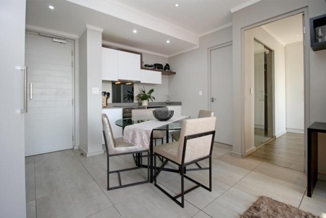 Apartment Modern Luxury Furnished In Sandton Johannesburg