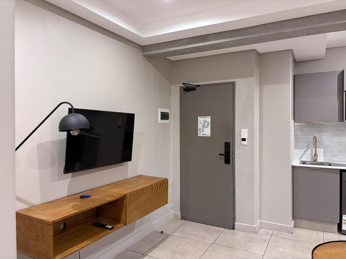 Cozy In Prime Location Apartment *