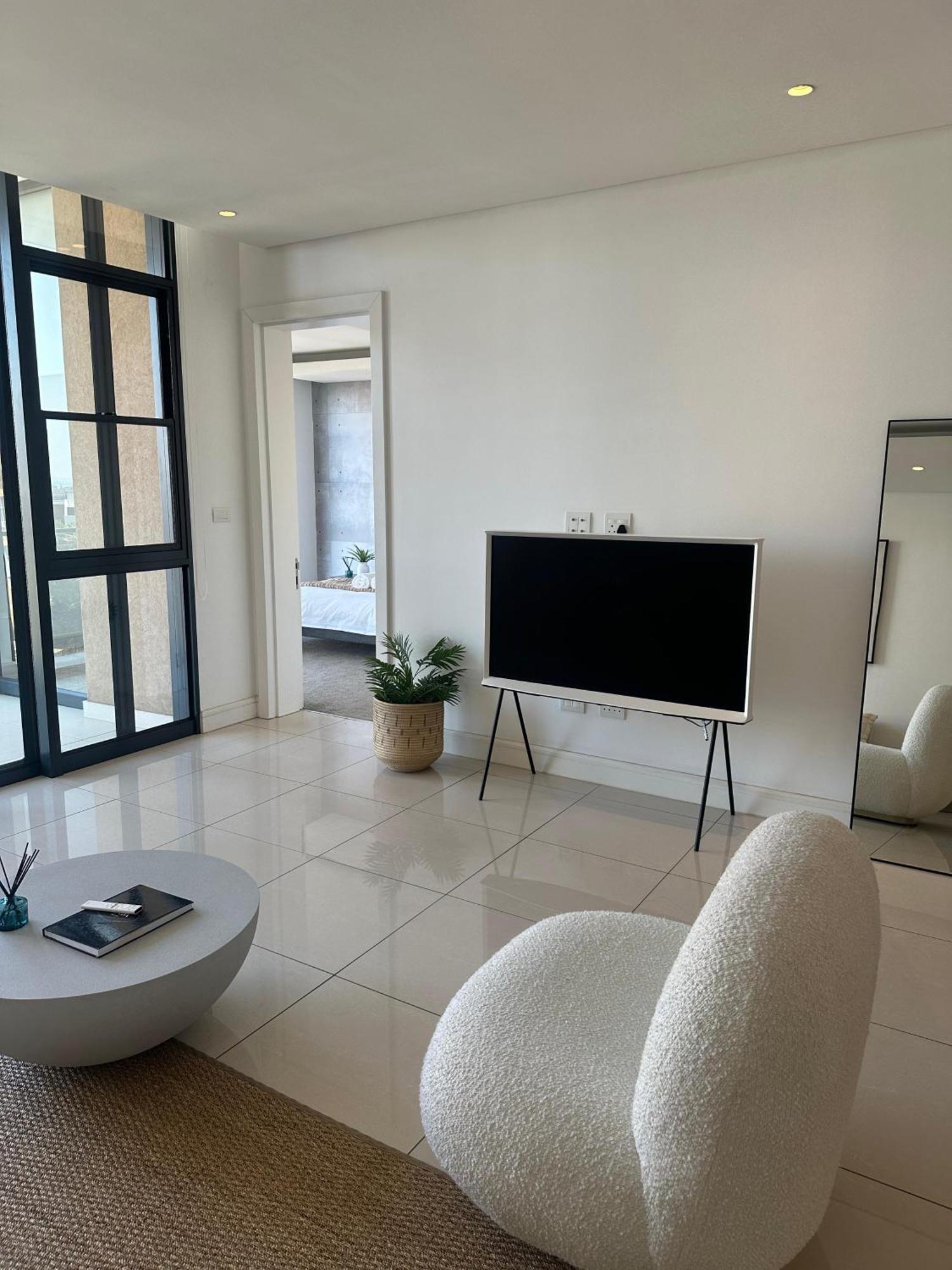 The Houghton's - Modern Day Two-bedroom Apartment *