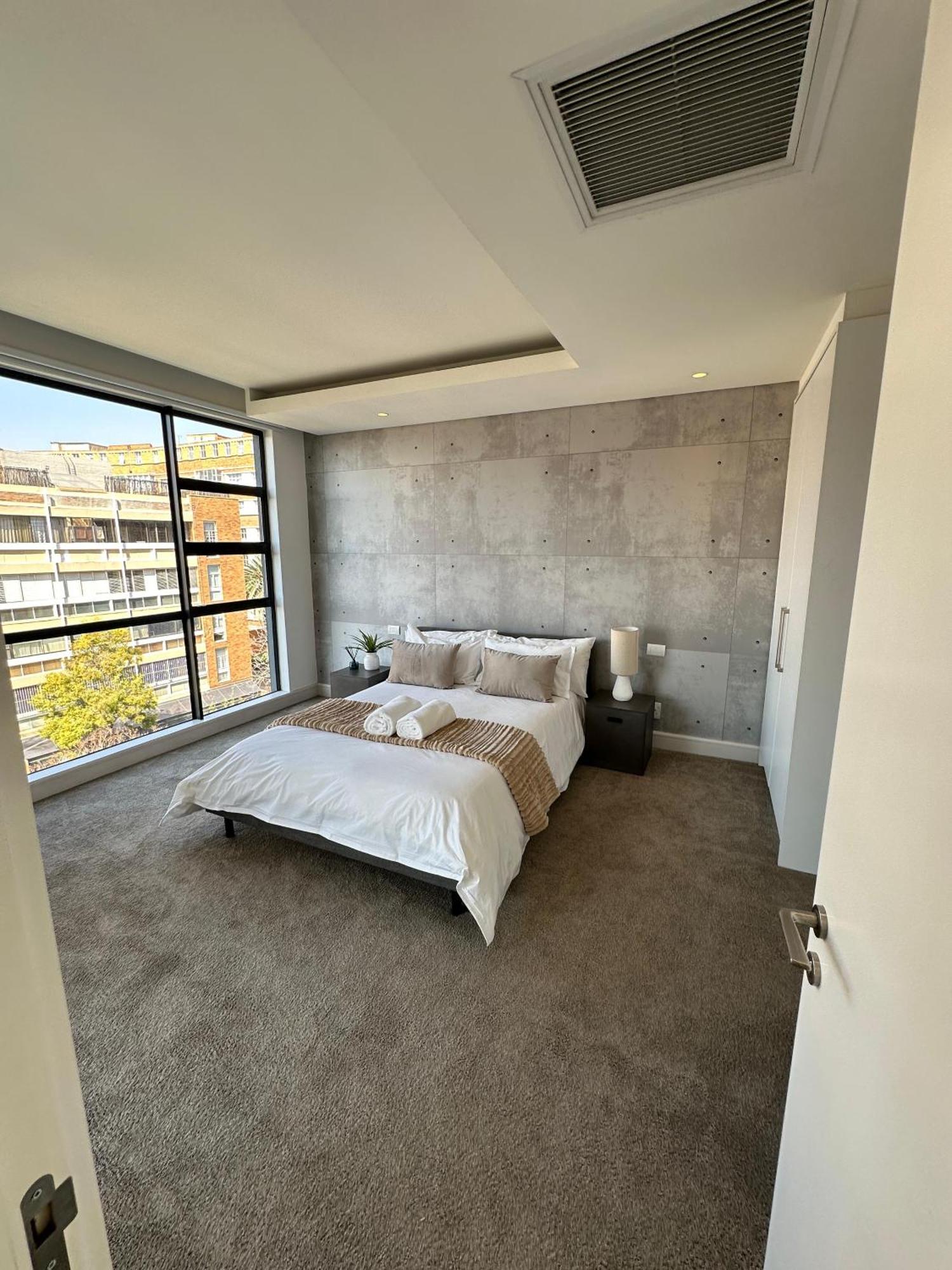 The Houghton's - Modern Day Two-bedroom Apartment *