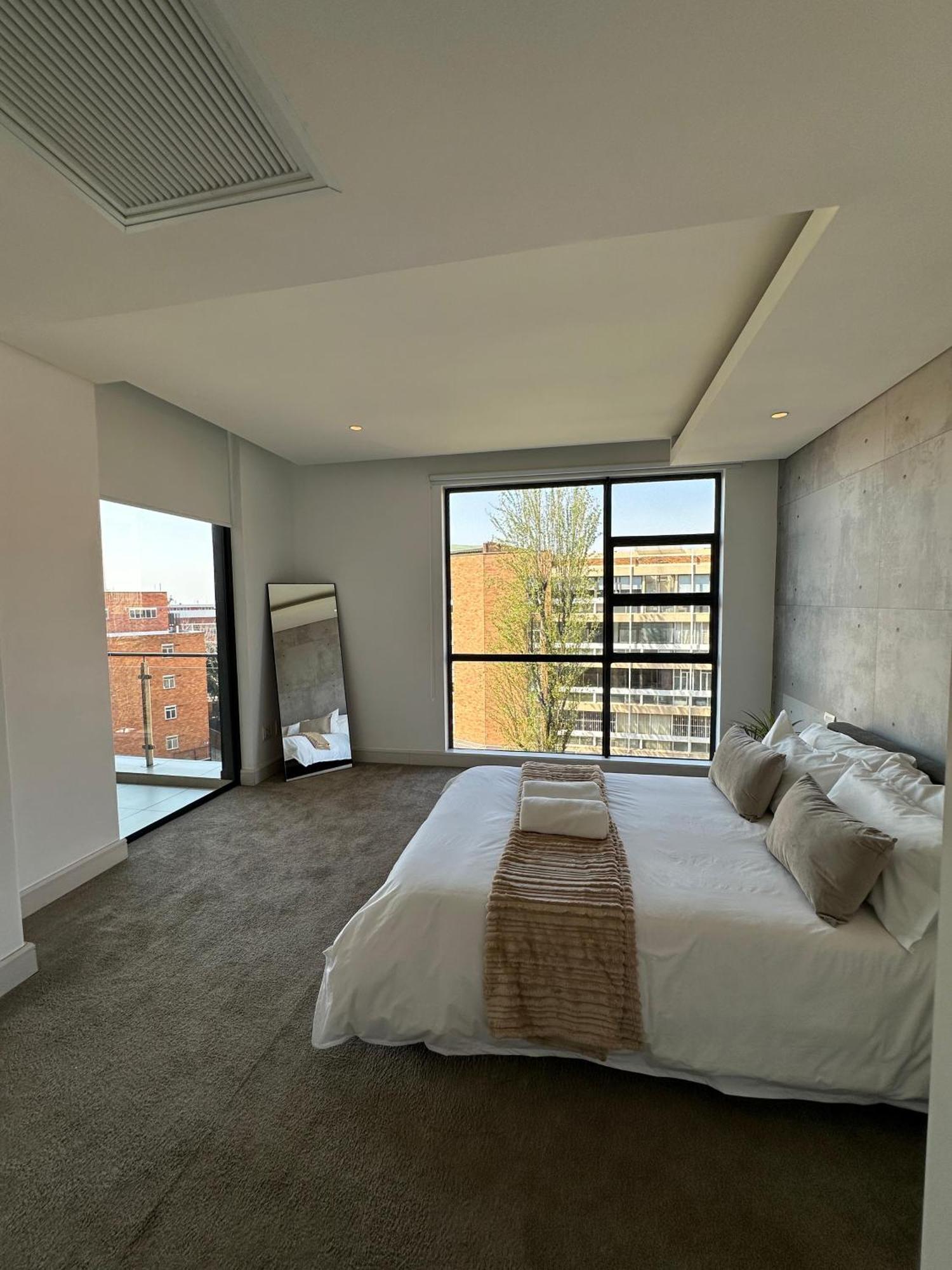 The Houghton's - Modern Day Two-bedroom *