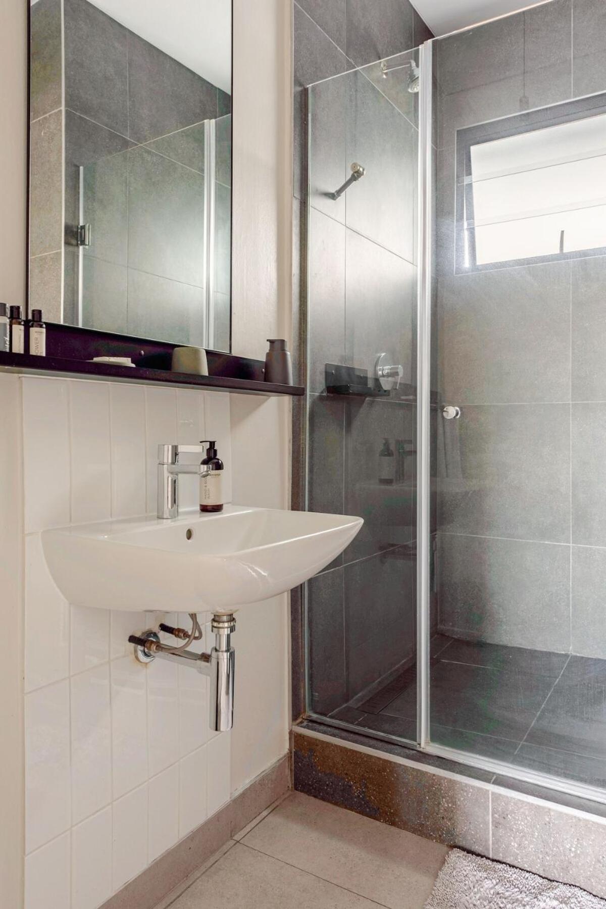 The Lineal 500m To Sandton With Backup Water & Power Apartment *
