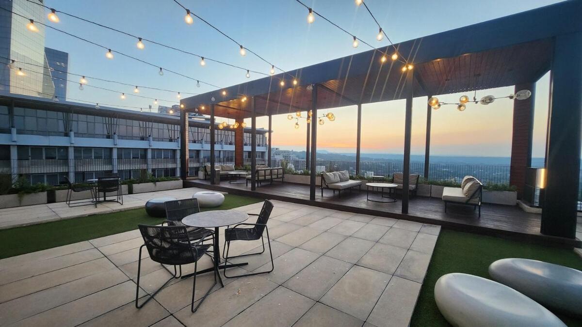 Apartment The Lineal 500m To Sandton With Backup Water & Power *