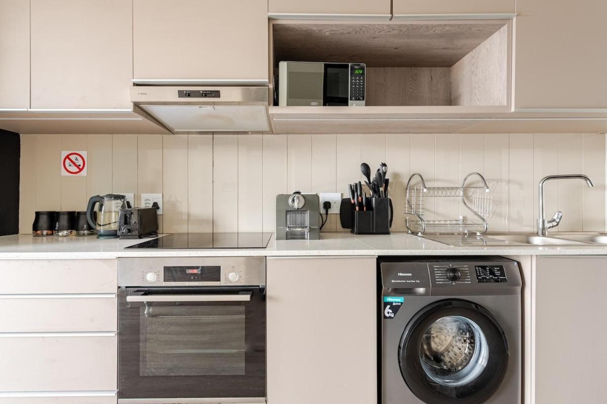 Apartment The Lineal 500m To Sandton With Backup Water & Power Johannesburg