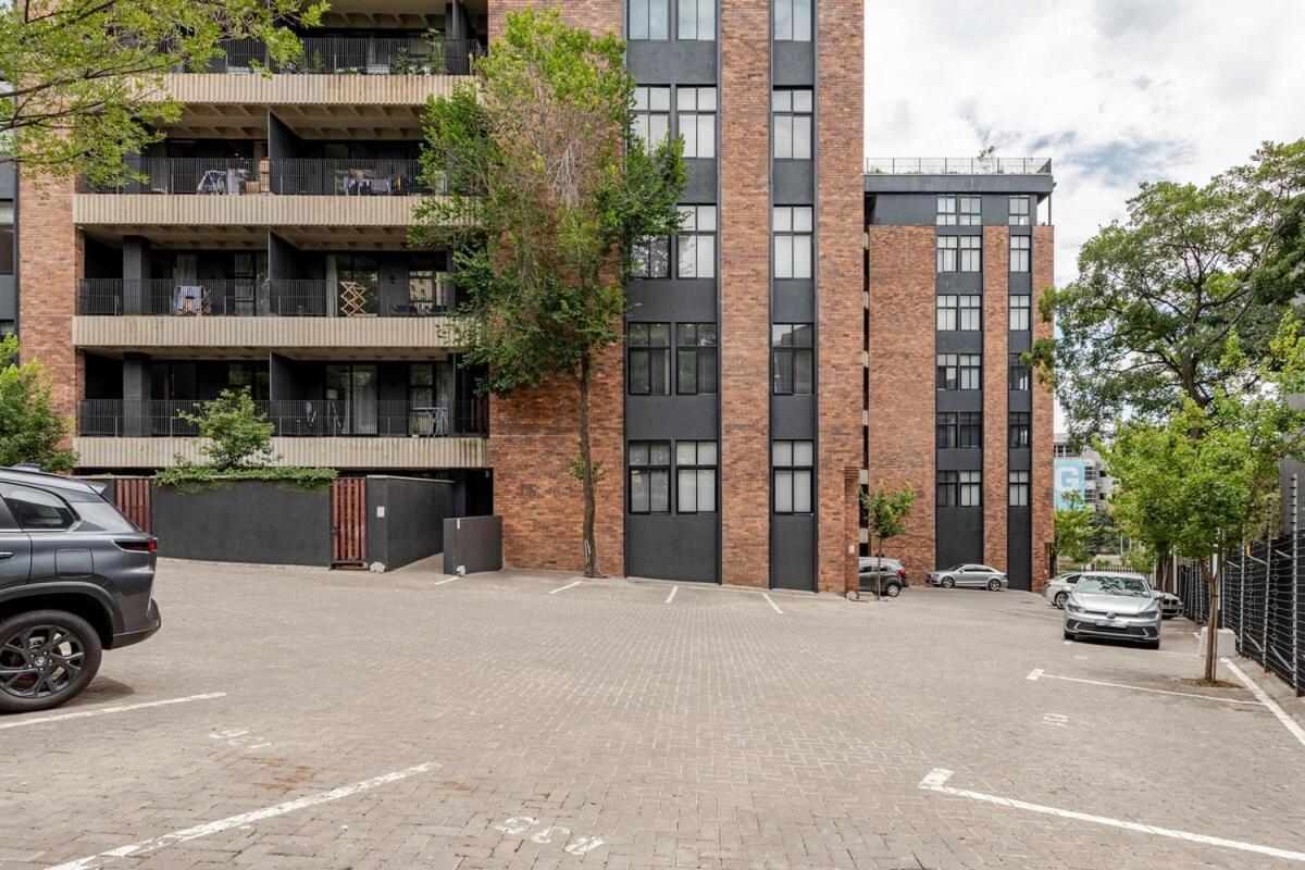 Apartment The Lineal 500m To Sandton With Backup Water & Power