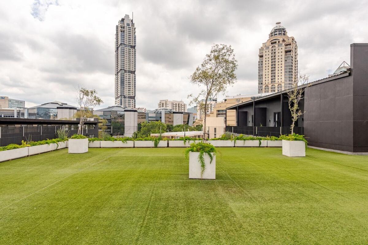 The Lineal 500m To Sandton With Backup Water & Power Apartment Johannesburg