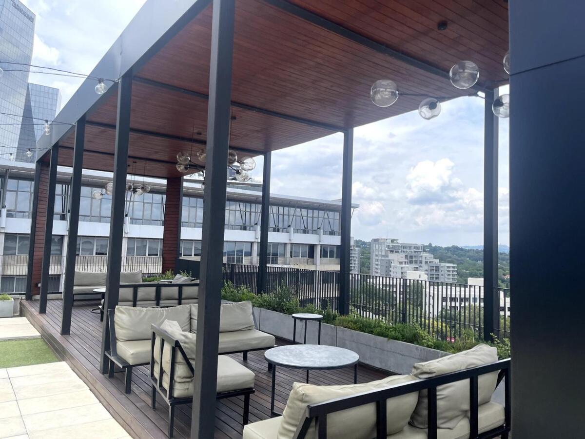 Apartment The Lineal 500m To Sandton With Backup Water & Power *