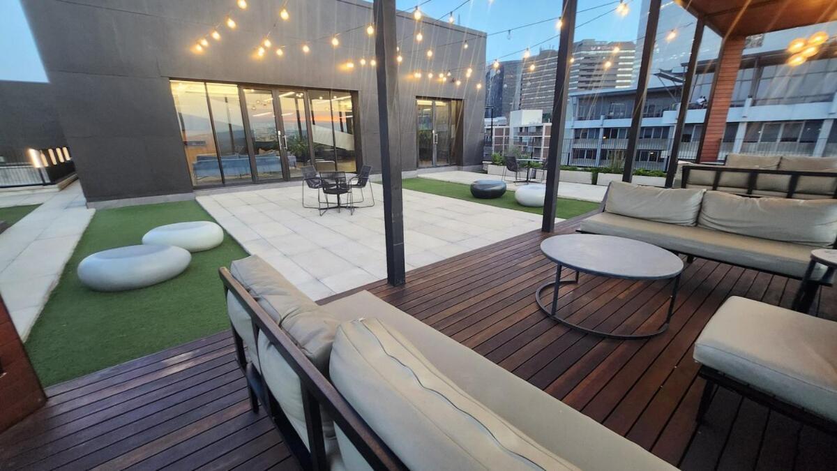 Apartment The Lineal 500m To Sandton With Backup Water & Power *