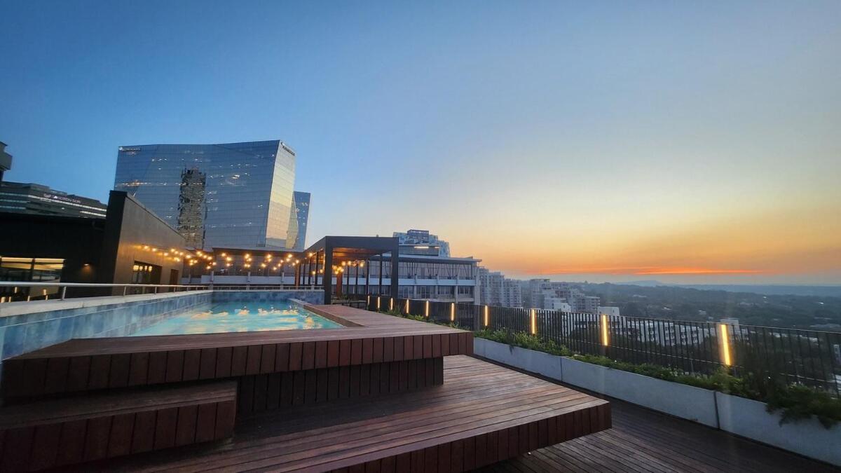 Apartment The Lineal 500m To Sandton With Backup Water & Power *