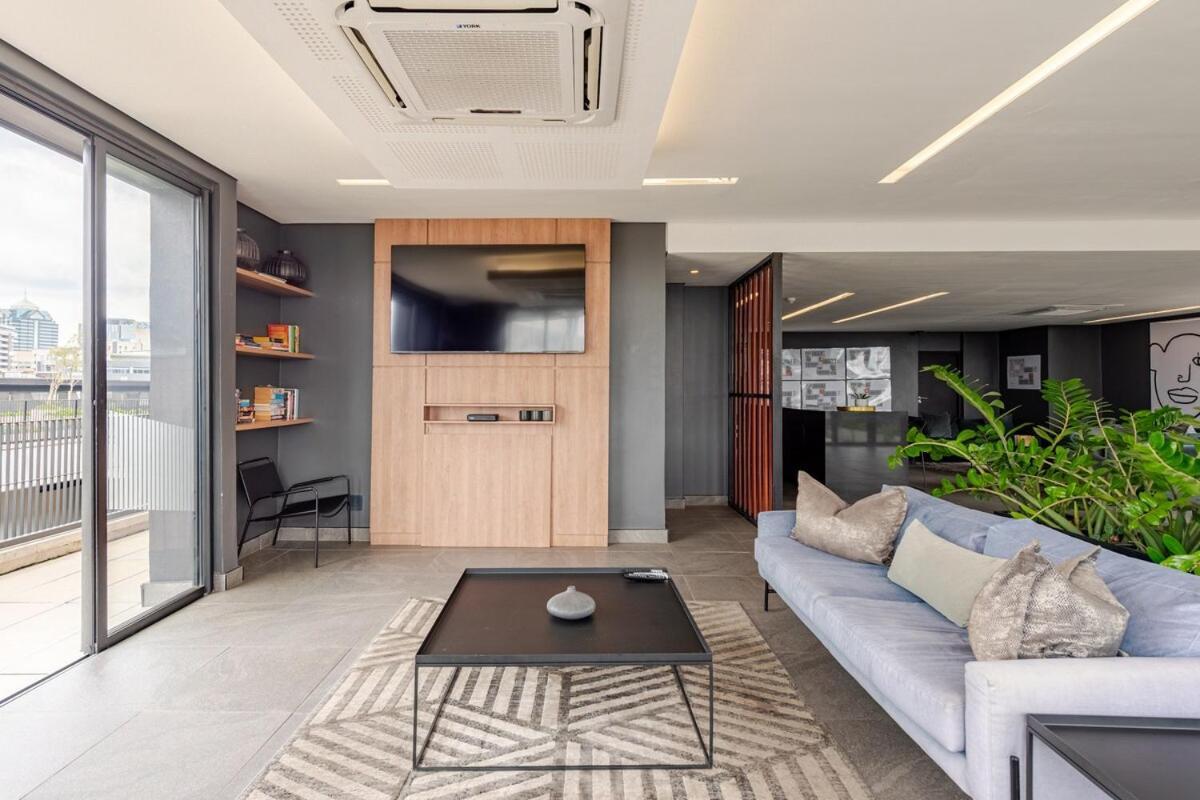 Apartment The Lineal 500m To Sandton With Backup Water & Power Johannesburg