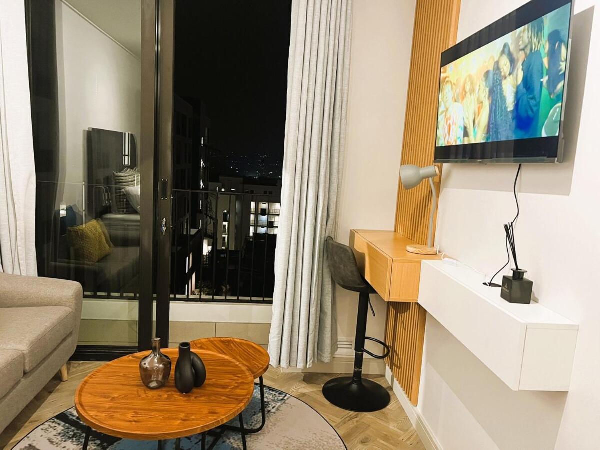 Apartment Sunset At One Rosebank *