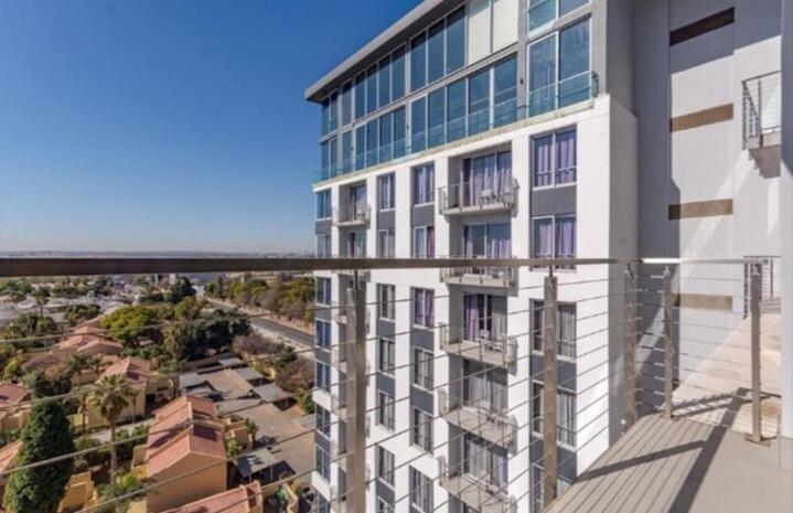 Sandton Pool View With Balcony *