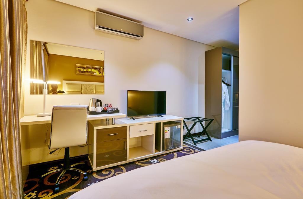 Palm Continental Khách sạn