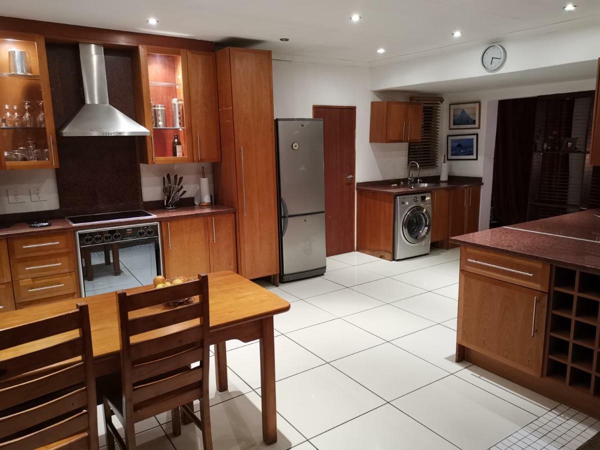 Paulshof Sandton - Hluhluwe Road Complex Homestay Johannesburg