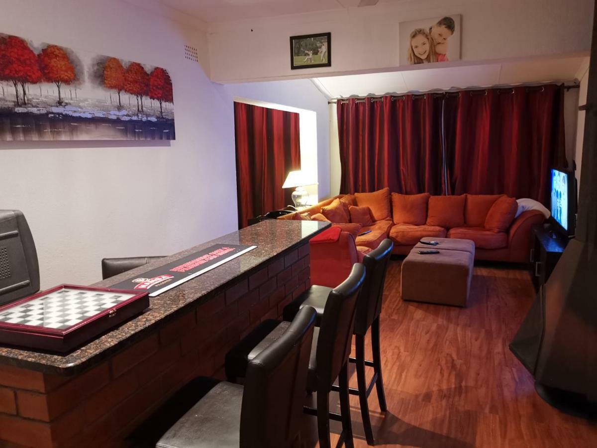 Paulshof Sandton - Hluhluwe Road Complex Homestay