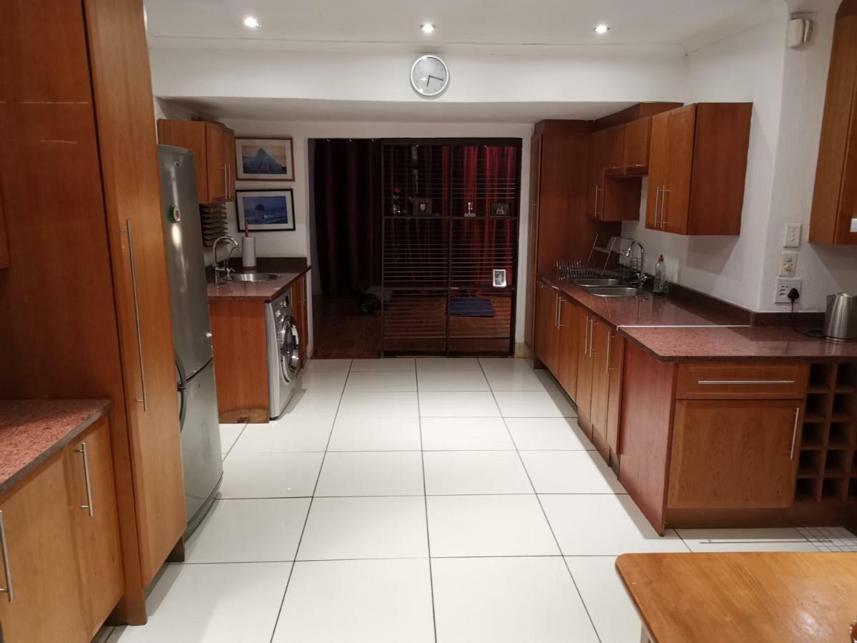 Homestay Paulshof Sandton - Hluhluwe Road Complex Johannesburg