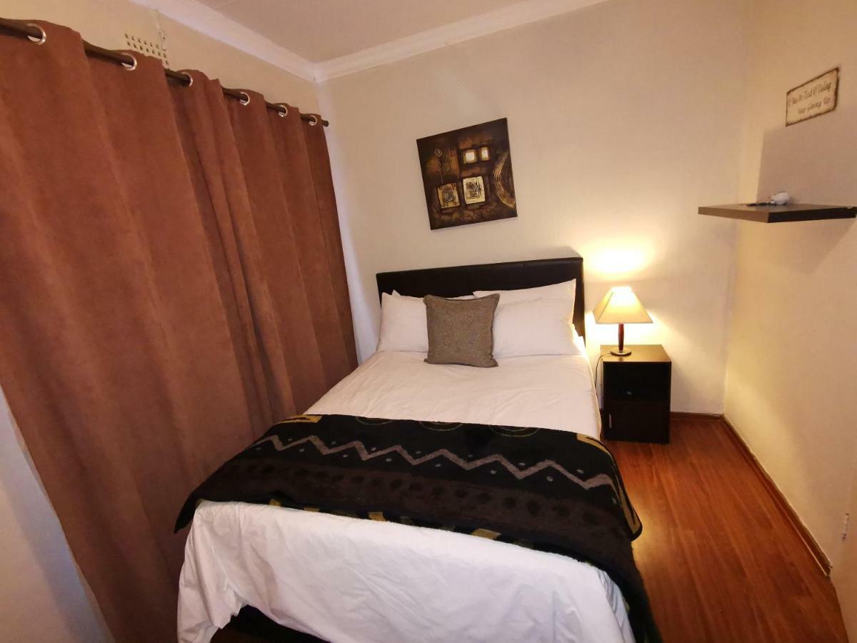 Paulshof Sandton - Hluhluwe Road Complex Homestay Johannesburg