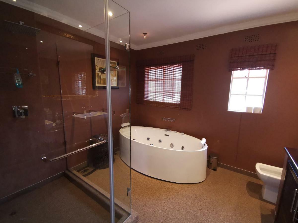 Homestay Paulshof Sandton - Hluhluwe Road Complex Johannesburg