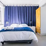 Melville Corner Apartment