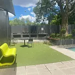 Lovely Rosebank 1-Bedroom Condo With Pool & Cinema