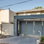 37 Alexandra Avenue, Self Catering Executive Apartment No Load Shedding And Water Outages