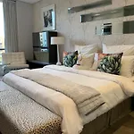 Sandton Skye Stylish Apartment Free Wifi & Gym