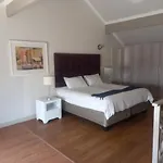 Mount Royal 29 - Large 1 Bed With Balcony