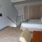 Mount Royal - 32 Large 1 Bed With Balcony Upstairs