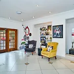 Inn & Out Sandton Park