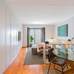 Modern Apartment In Culturally Vibrant Melville 22