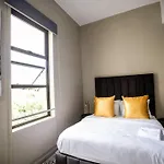 Contemporary Studio Apt W/Cinema