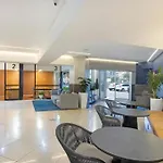 Contemporary Studio Apt W/Cinema