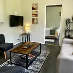 Beautiful Cottage In Bryanston