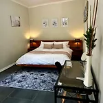 Beautiful Cottage In Bryanston