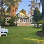 Safari Apartments -Beautiful 3 Bedrooms, 10-Seater Dining , Tv Room, Garden & Pool