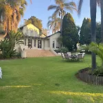 Safari Apartments -Beautiful 3 Bedrooms, 10-Seater Dining , Tv Room, Garden & Pool