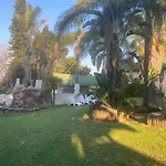 Safari Apartments -Beautiful 3 Bedrooms, 10-Seater Dining , Tv Room, Garden & Pool