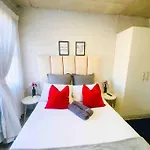 Cozy Escape Bachelor In Maboneng + Uncapped Wi-Fi.