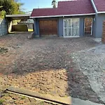 Home In Suideoord, Jhb South