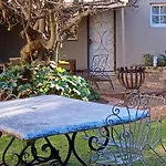 Craighall Park Comfortable Studio Own Entrance Eateries Close