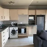 Mount Royal 28 -Large 1 Bed With Balcony