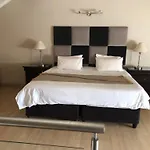 Mount Royal 28 -Large 1 Bed With Balcony