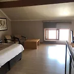 Mount Royal 28 -Large 1 Bed With Balcony