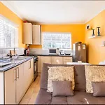 Lovely Linden Cottage With Solar Inverter