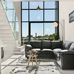 Park Central Loft Apartment In Rosebank